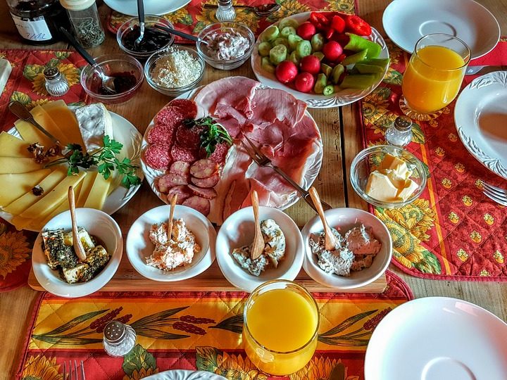How to Host a Brunch Party?