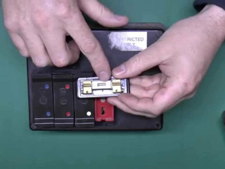 How To Change a Fuse In a Fuse Box: A Complete Guide